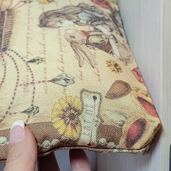 ALICE IN WONDERLAND POUCH - Picture 4 of 6